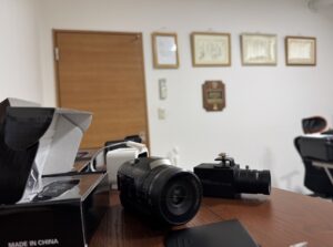 探偵が使用する高性能なビデオカメラと監視機材