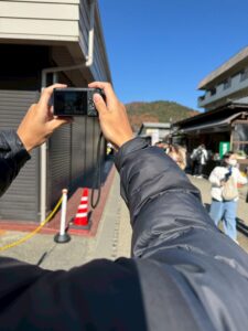 観光地でカメラを構える探偵調査員の視点