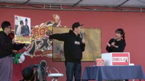 有田ラーメンフェスで抽選を行うくりぃむしちゅー有田哲平さん