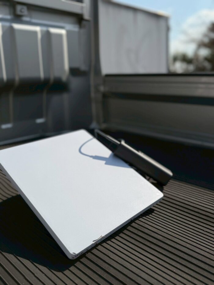 田舎の張り込み現場に設置されたスターリンクMiniアンテナと端末の写真