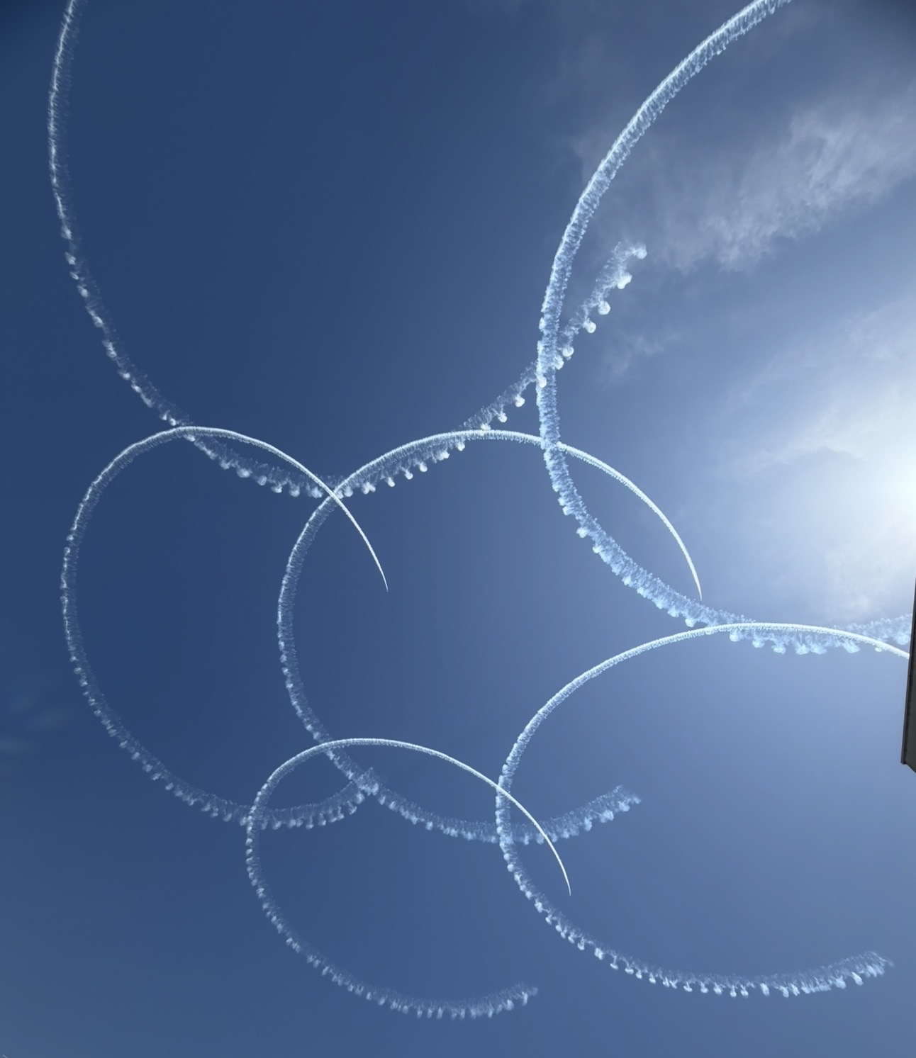 熊本の青空に円を描くブルーインパルスのスモーク飛行