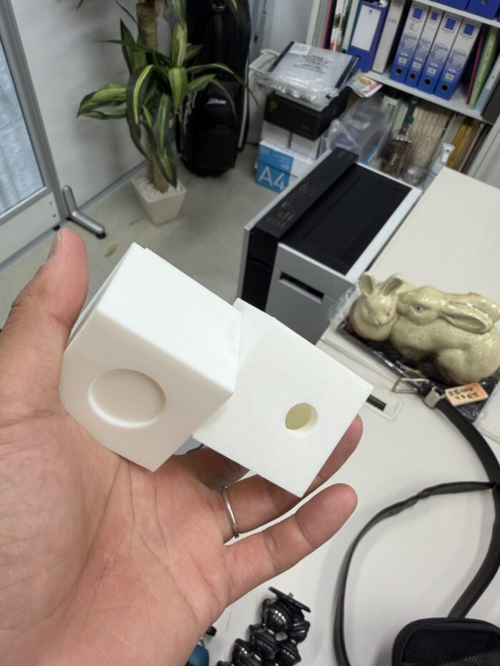 3Dプリンターで製作したIPカメラ用ケースを手に持つ探偵の準備風景