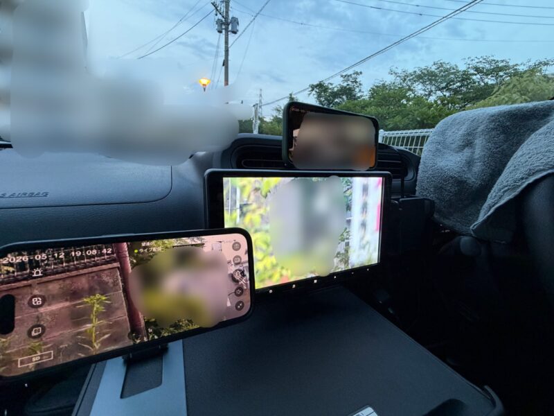 車内でIPカメラ3台とビデオカメラの映像を確認しながら張り込みを行う探偵の調査体制