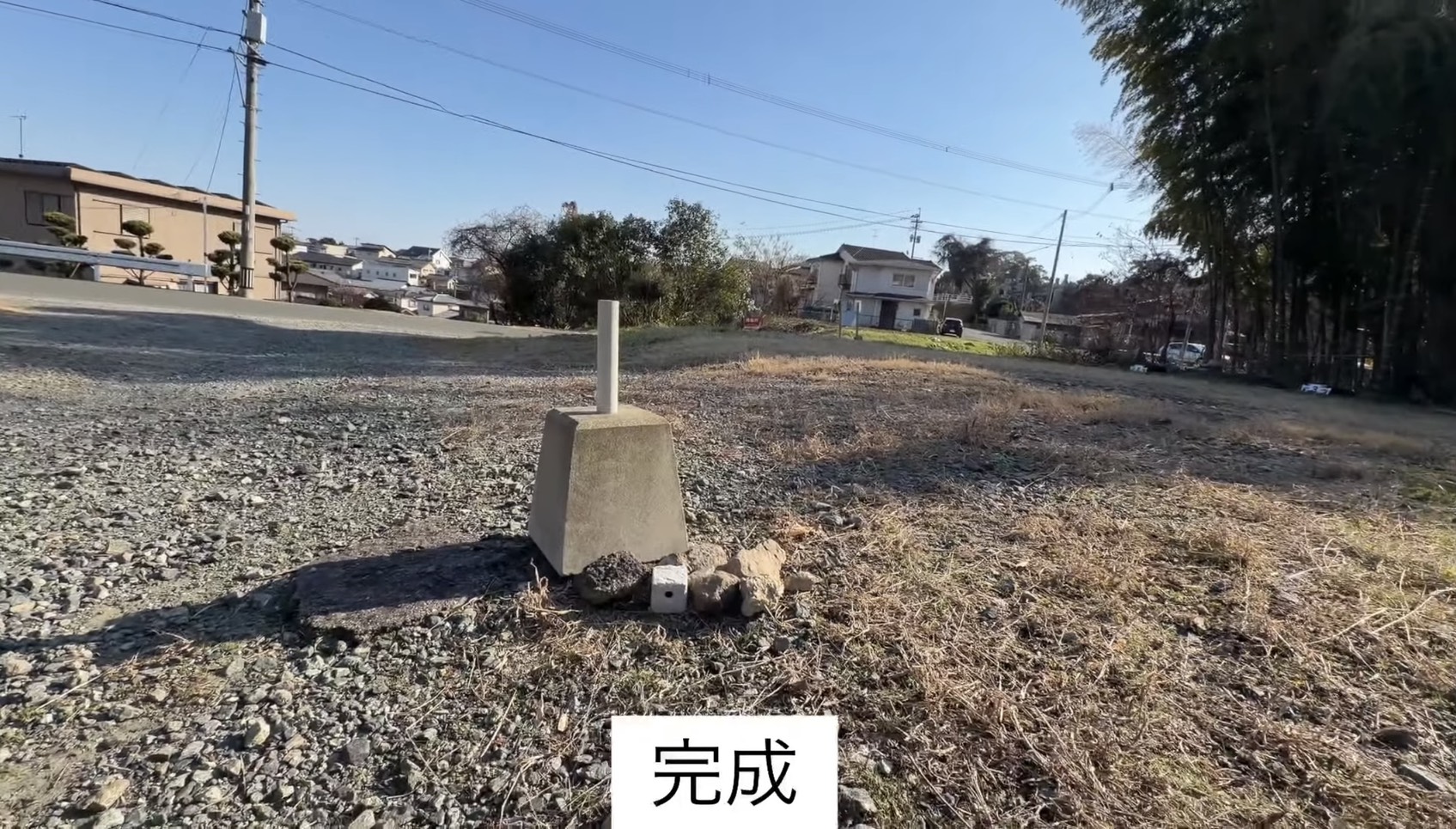 実際の現場の地面・壁際に擬装設置