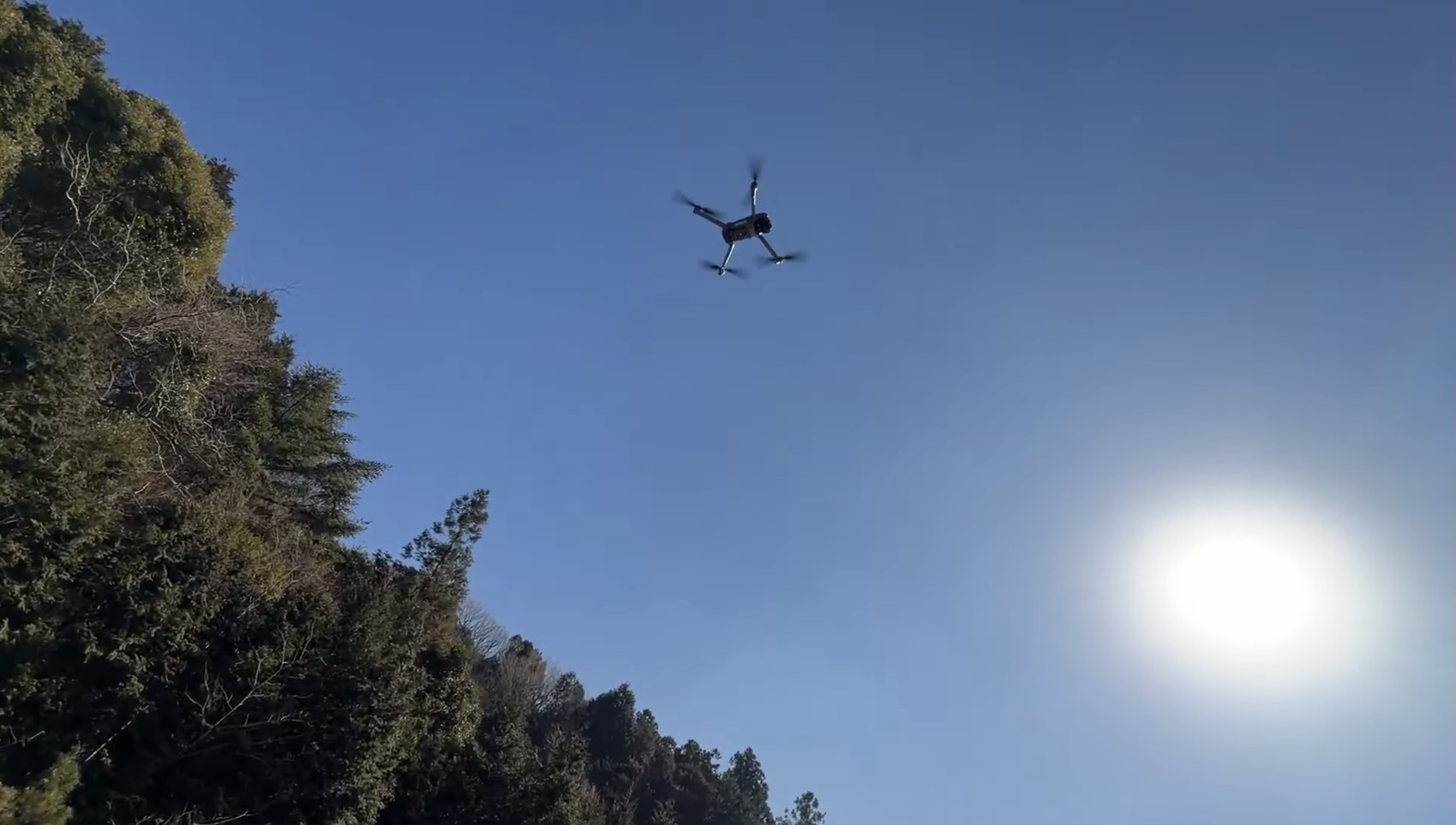 上空を飛行する監視ドローン