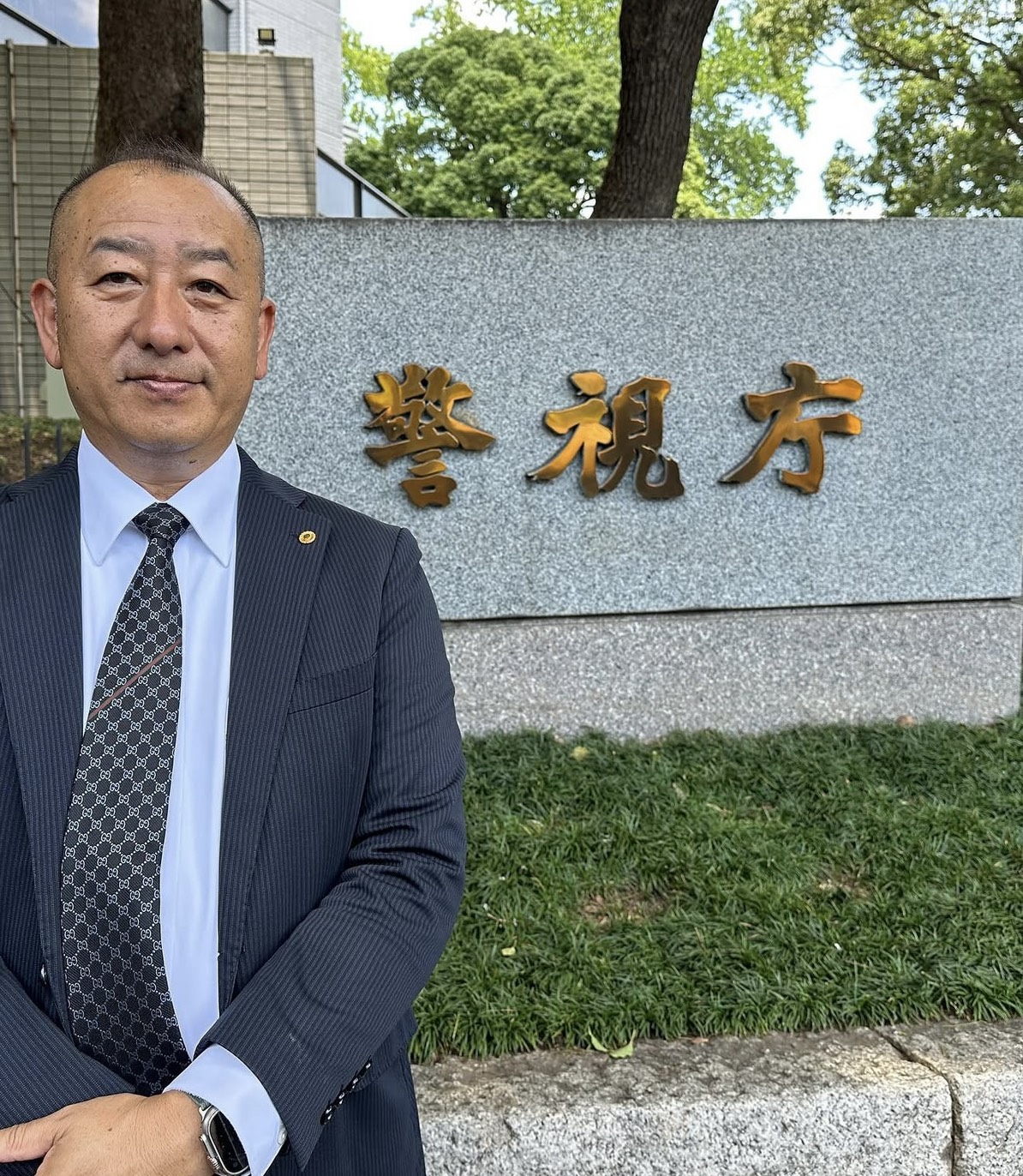 警視庁本部前にて（代表取締役）